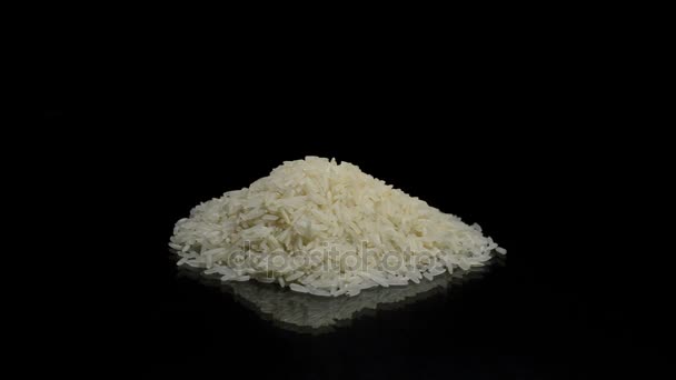 Montanha de arroz basmati girando sobre fundo preto — Vídeo de Stock