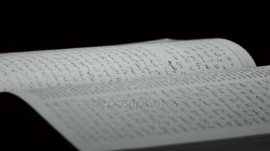 Arapça olarak yazılmış metinleri ile açık kitap