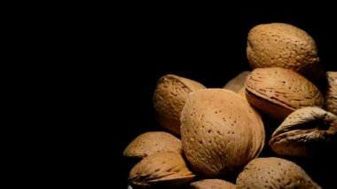 Badem fındık rotasyon siyah arka plan üzerine kase