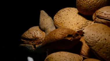 Siyah arka plan üzerine gyrating badem fındık