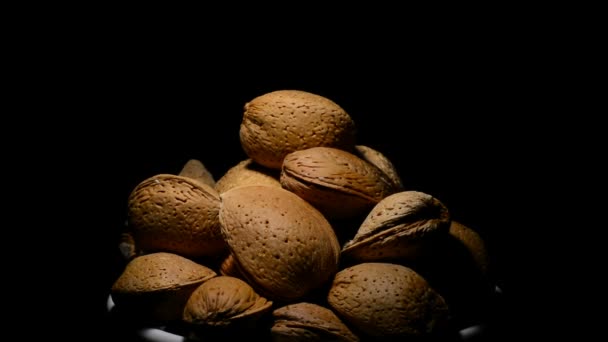 Amandes écrous tournant sur fond noir 