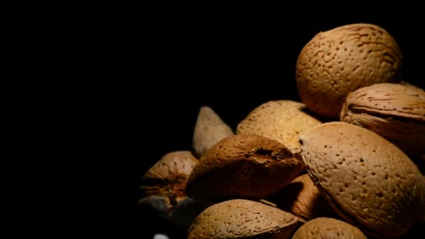 Nueces de almendras sobre fondo negro — Vídeos de Stock