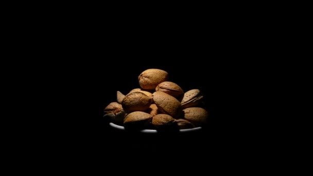 Amandes gyrating sur fond noir 