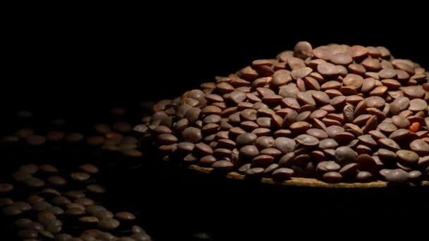 小扁豆豆类回转在黑色背景上 — 图库视频影像