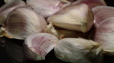 Siyah arka plan üzerine gyrating sarımsak karanfil sebze yemek