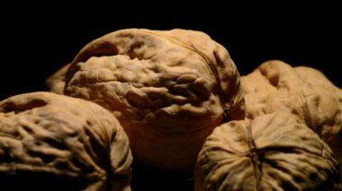 Rotasyon siyah arka plan üzerine beyaz bir kase içinde ceviz fındık