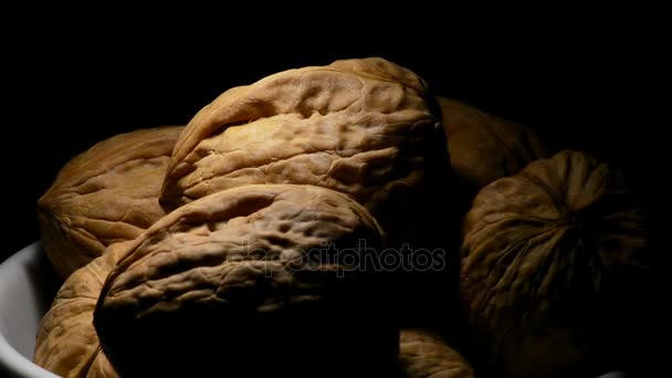 Noix nourriture en rotation sur fond noir avec lumière cenitale 