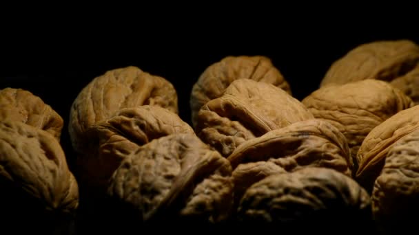 Плоды орехов грецкого ореха в белой чаше, превращающейся с ценитальным светом — стоковое видео