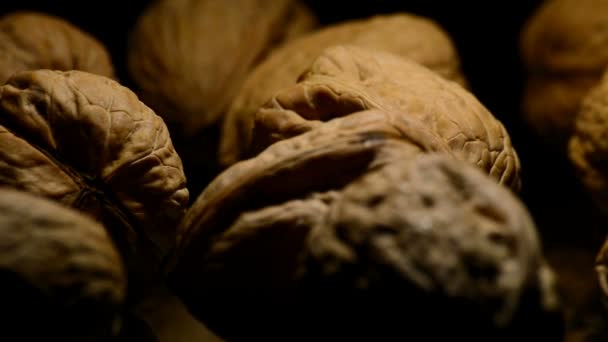 Noix fruits dans un bol blanc tournant avec un cenital — Video