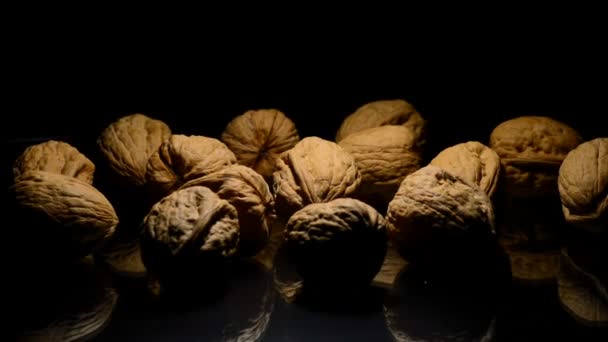 Nueces giroscopio sobre fondo negro — Vídeos de Stock