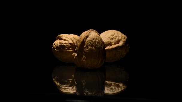 Noix en rotation sur fond noir 