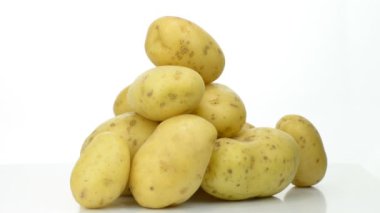 Beyaz arka plan üzerinde taze patates dönüm dağ