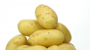 Beyaz arka plan üzerinde dönüm taze patates