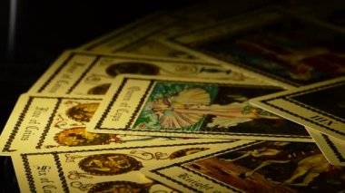 Dönen tarot kartları