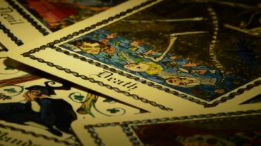 Ölüm ve şeytan gyrating Tarot kartı
