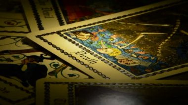 Kart tarot ölüm ve şeytan döner