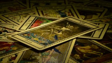 Ölüm ve şeytan gyrating Tarot kartı