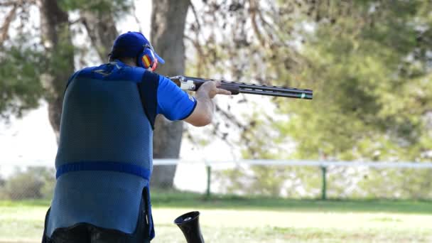 Tiro de skeet tiro em uma competição de esportes — Vídeo de Stock