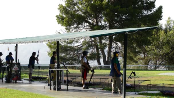 Deelnemers aan een competitie skeet richten en schieten — Stockvideo