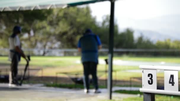 Markering in skeet schieten competitie — Stockvideo