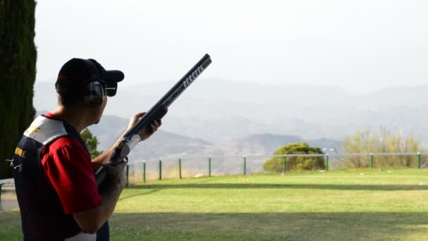 Shooter tiro al plato en competencia — Vídeos de Stock