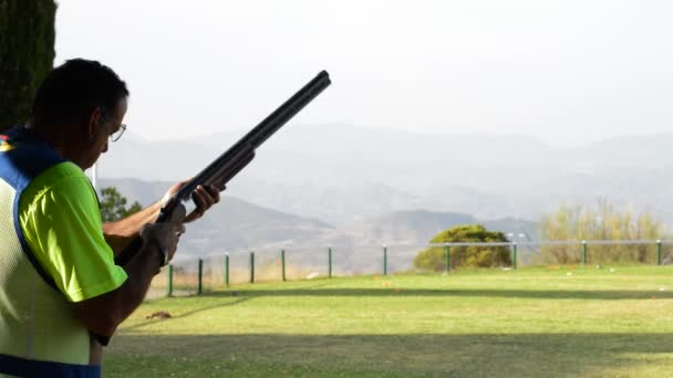 Skeet shooter gericht en het afvuren van een geweer tijdens een wedstrijd — Stockvideo