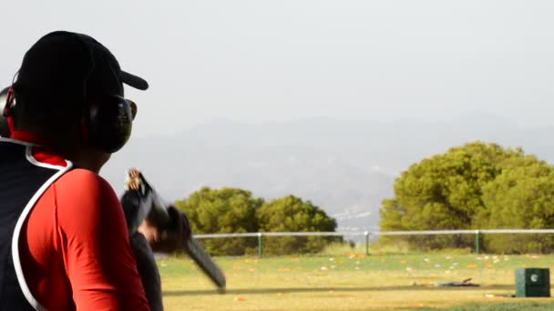 Adam skeet shooter hedefleyen ve bir yarışma sırasında bir tüfek ateş — Stok video