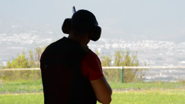 Silhouette eines Schützen Skeet-Schießen in einem Wettbewerb — Stockvideo