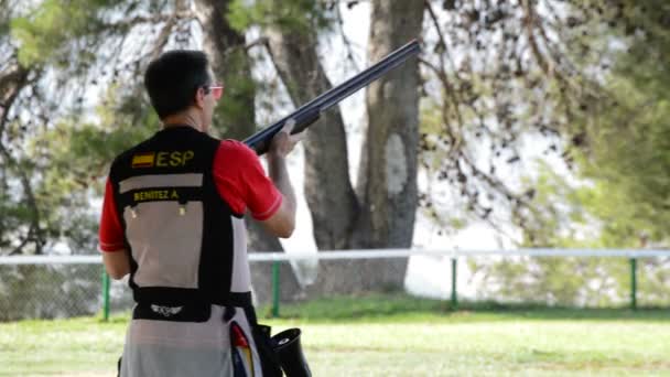 Spaanse deelnemer in een competitie skeet schieten — Stockvideo