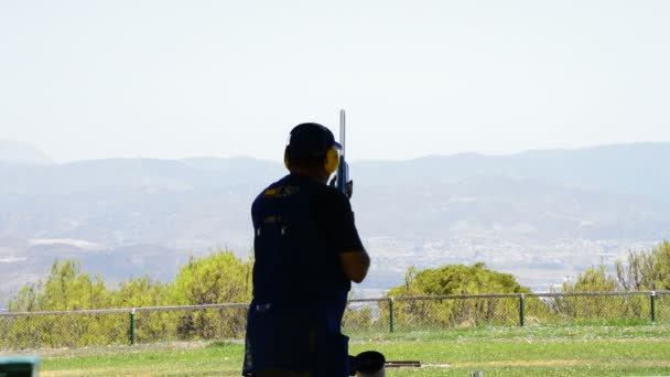 Hombre tirador disparando un rifle en el campeonato de skeet — Vídeo de stock