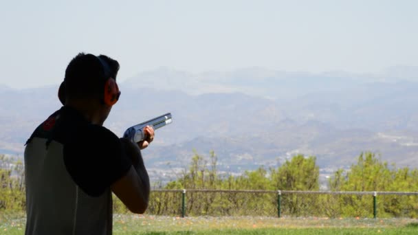 Muž střelec střílet z pušky skeet mistrovství — Stock video