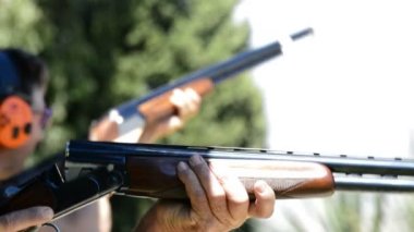 Tetikçi yükleme, nişan ve rekabet skeet bir tüfek ateş