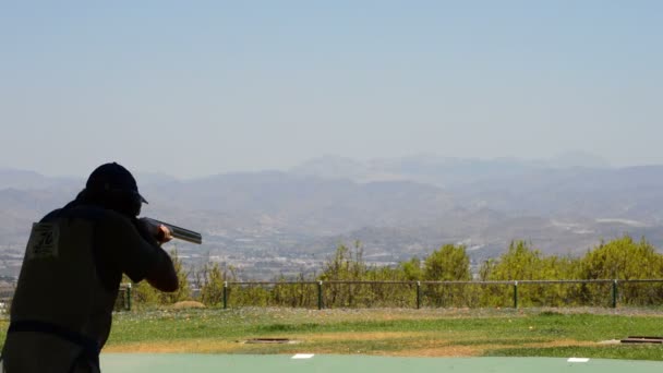 Shooter apuntando y disparando un rifle en el campeonato de skeet — Vídeo de stock