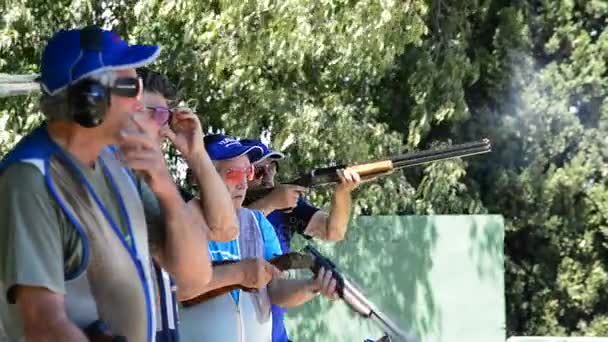 Shooters tiro no campeonato de skeet — Vídeo de Stock