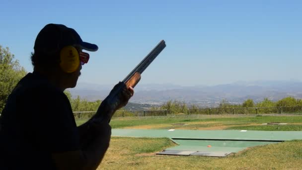 射击男子射击步枪在双向飞碟冠军 — 图库视频影像