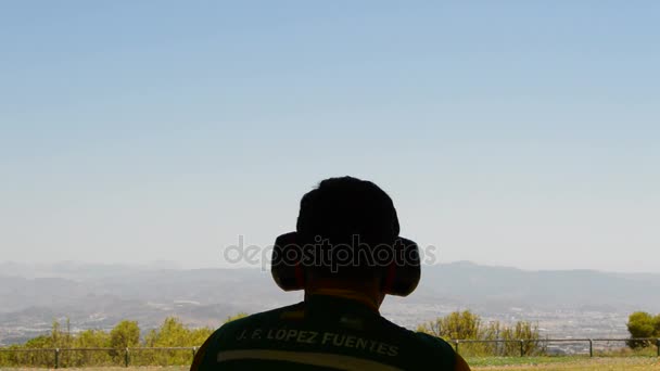 Hombre tirador disparando un rifle en el campeonato de skeet — Vídeo de stock