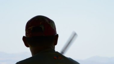 Tetikçi adam hedefleyen ve skeet Şampiyonası'nda bir tüfek ateş yakın çekim