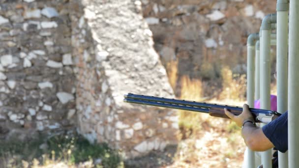 Fusil de tireur dans le tir de skeet — Video