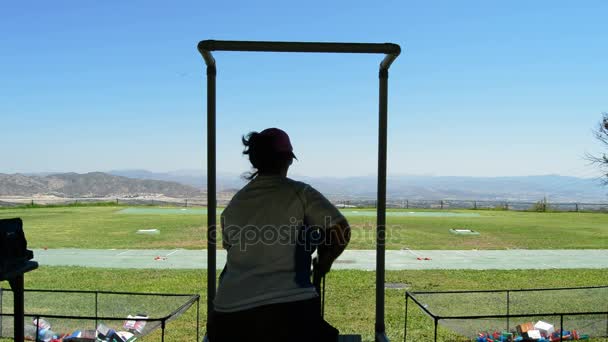 Mulher atirador apontando e disparando no campeonato de skeet — Vídeo de Stock