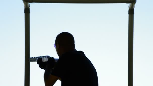 Silhouette eines Shooters Skeet Shooting in einem sportlichen Wettbewerb — Stockvideo