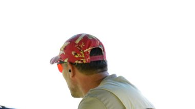 Hedefleyen ve skeet bir tüfek ateş tetikçi adam