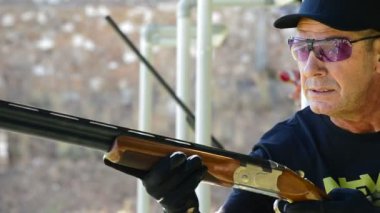 Hedefleyen ve skeet Şampiyonası'nda bir tüfek ateş tetikçi adam