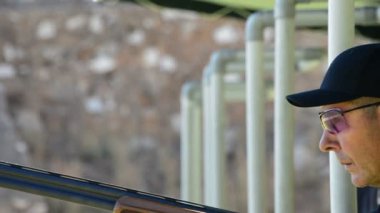 Tetikçi hedefleyen ve skeet Şampiyonası'nda bir tüfek ateş