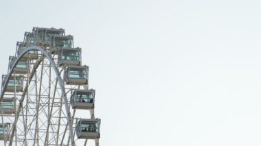 Dönme dolap, eğlence parkı iplik ile gökyüzünde bulutlar