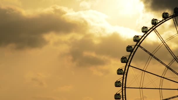 Grande roue gyroscopique au coucher du soleil par temps nuageux — Video