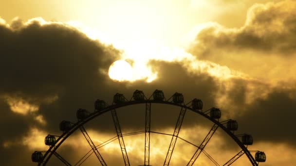 Grande roue gyroscopique par temps nuageux au coucher du soleil — Video