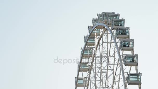 Rueda de la fortuna en el parque de atracciones girando con nubes en el cielo — Vídeo de stock