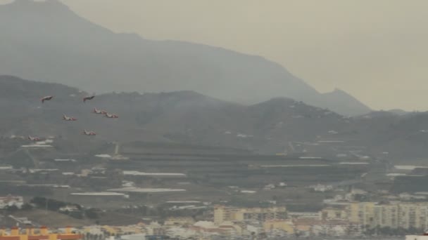 Aeronaves militares realizando um show aéreo em dia nublado — Vídeo de Stock