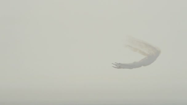 Ensemble d'aéronefs volant en spectacle aérien par temps nuageux — Video