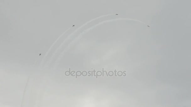 Set of planes performing acrobatics in the air on cloudy day — Stock Video